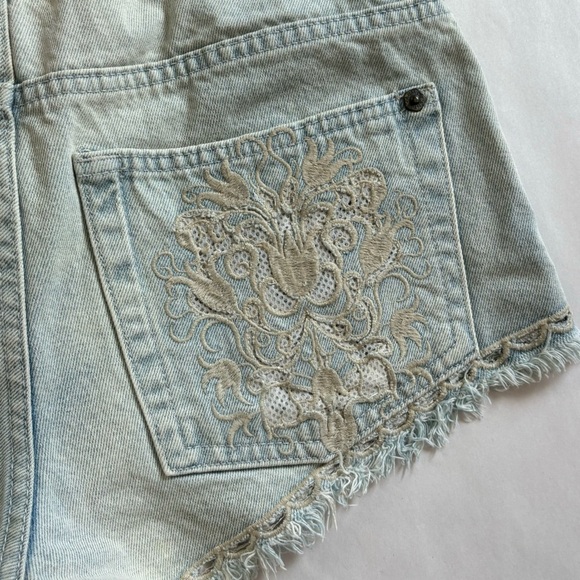 Rare Farm Rio Embroidered Jean Shorts Size 6 (38) - Picture 5 of 8